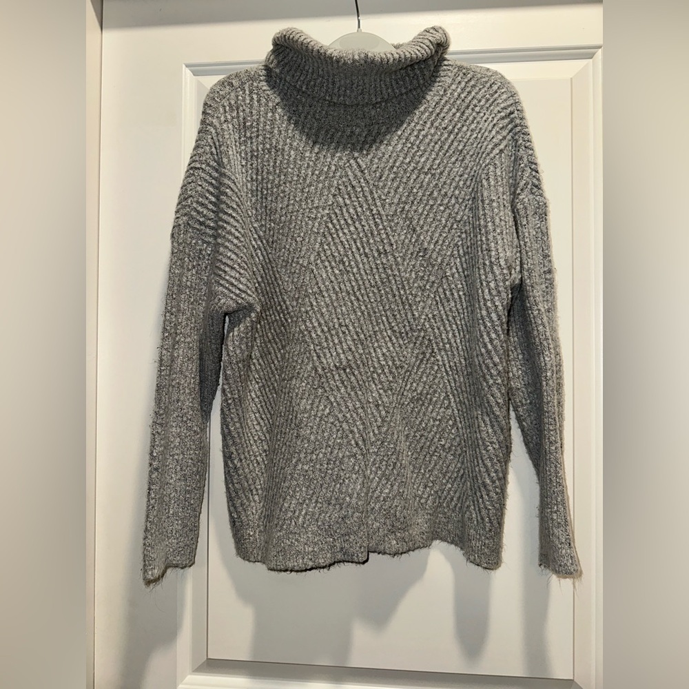 Diagonal ribbed turtle neck sweater